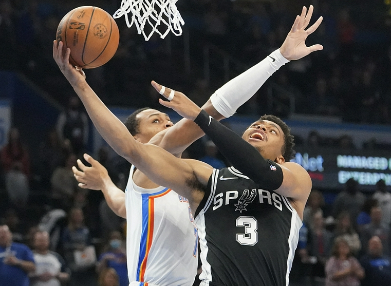  亚历山大全面发挥雷霆逆转战胜掘金队