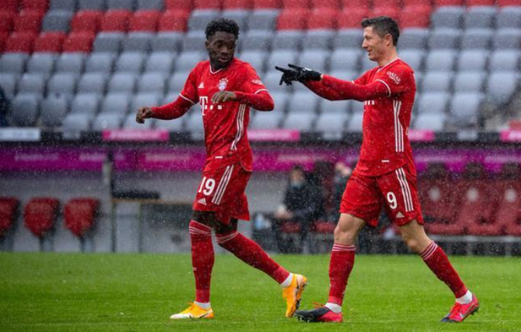  弗莱堡年轻门将高接低挡，屡次化解门前危机